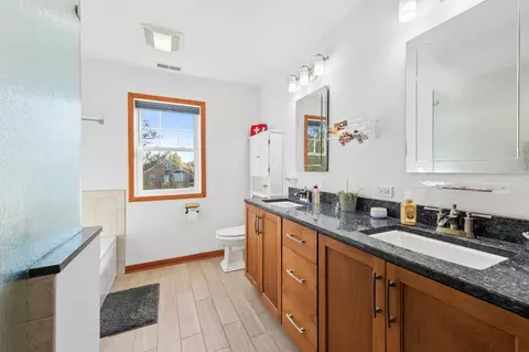 Bath - 490 S Lyman Ave, Des Plaines, IL 60016 photo 1 of 3