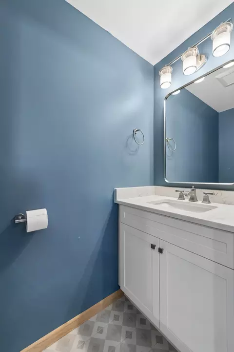 Bath - 490 S Lyman Ave, Des Plaines, IL 60016 photo 2 of 3