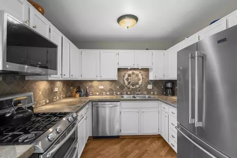 Kitchen - 4175 Crimson Dr, Hoffman Estates, IL 60192 photo 3 of 4