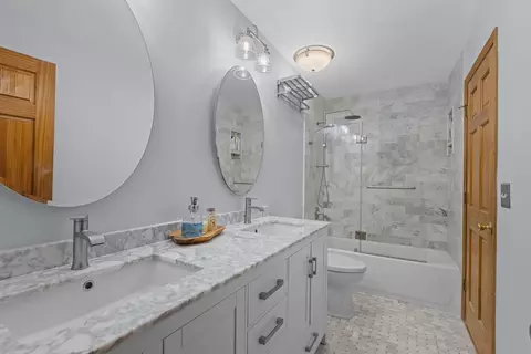 Bath - 4175 Crimson Dr, Hoffman Estates, IL 60192 photo 1 of 2