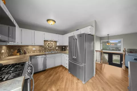 Kitchen - 4175 Crimson Dr, Hoffman Estates, IL 60192 photo 2 of 4