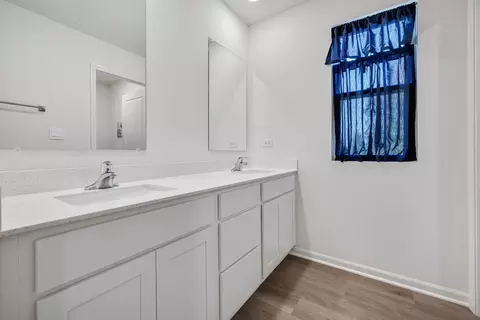 Bath - 726 Slate Run, Elgin, IL 60124 photo 3 of 4