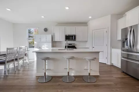 Kitchen - 726 Slate Run, Elgin, IL 60124 photo 3 of 3