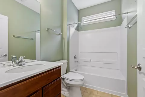 Bath - 2519 Edgewater Dr, Elgin, IL 60124 photo 3 of 3