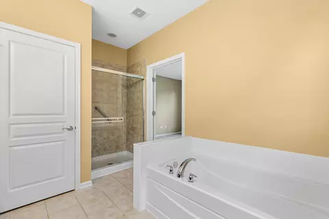 Bath - 2519 Edgewater Dr, Elgin, IL 60124 photo 2 of 3