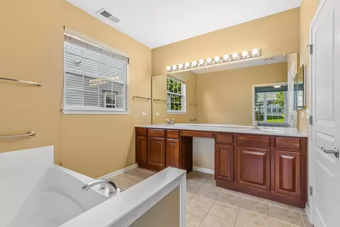Bath - 2519 Edgewater Dr, Elgin, IL 60124 photo 1 of 3