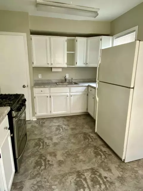 Kitchen - 811 S Elm Ave, Kankakee, IL 60901 photo 3 of 3