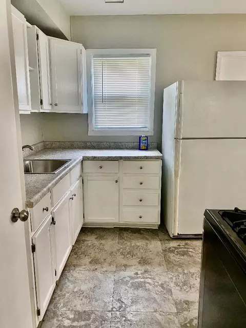 Kitchen - 811 S Elm Ave, Kankakee, IL 60901 photo 1 of 3