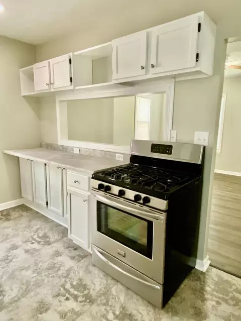 Kitchen - 811 S Elm Ave, Kankakee, IL 60901 photo 2 of 3