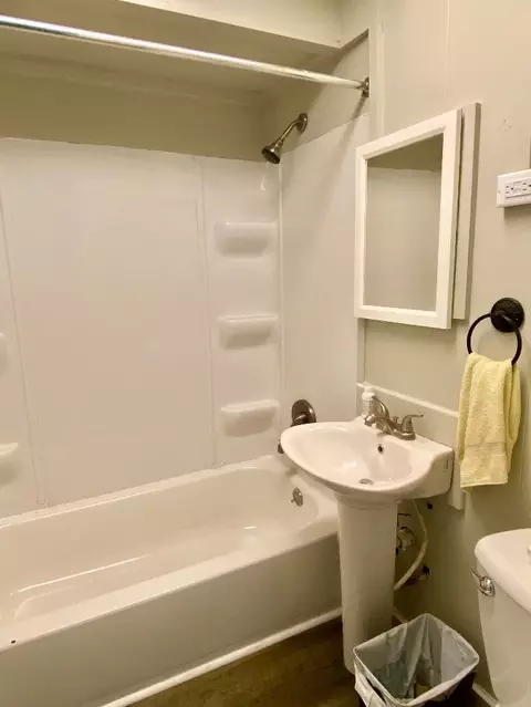Bath - 811 S Elm Ave, Kankakee, IL 60901 photo 1 of 1