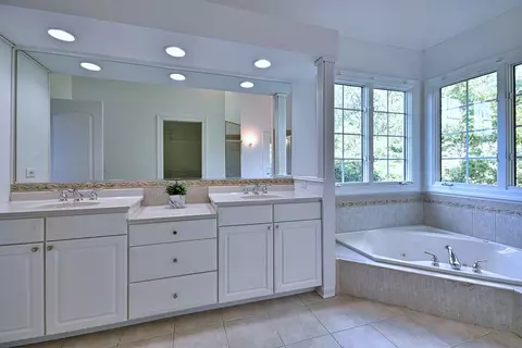 Bath - 13635 Sharp Dr, Plainfield, IL 60544 photo 2 of 5