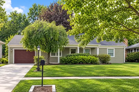 292 Indian Hill Dr, Buffalo Grove, IL 60089