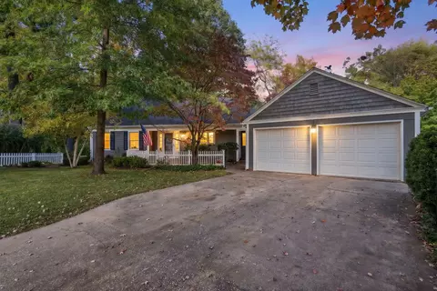 61 Hawthorne Rd, Rock Island, IL 61201
