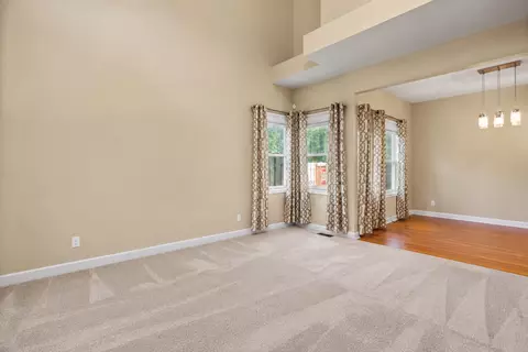 Living - 1716 Kingtree Dr, Morris, IL 60450 photo 2 of 12