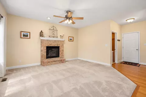 Living - 1716 Kingtree Dr, Morris, IL 60450 photo 7 of 12