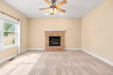 Living - 1716 Kingtree Dr, Morris, IL 60450 photo 8 of 12