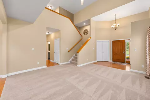 Living - 1716 Kingtree Dr, Morris, IL 60450 photo 5 of 12