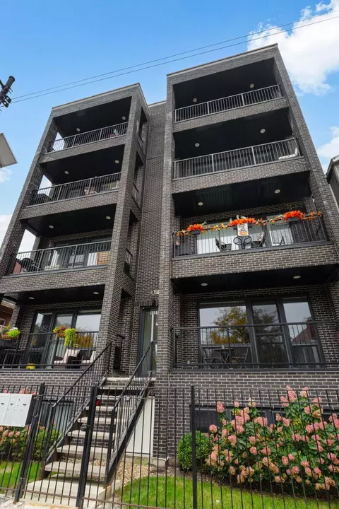 1511 W Irving Park Rd #4W, Chicago, IL 60613