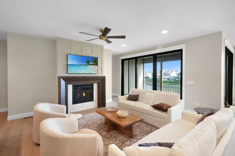 Living - 7 Beech Tree Pl, Ottawa, IL 61350 photo 2 of 5