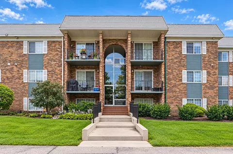 1617 N Windsor Dr #208, Arlington Heights, IL 60004