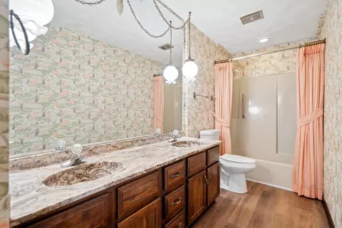 Bath - 3712 16th Ave, Moline, IL 61265 photo 2 of 4