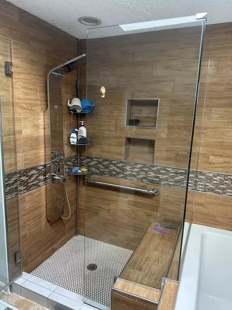 Bath - 836 S Spring Rd, Elmhurst, IL 60126 photo 3 of 6