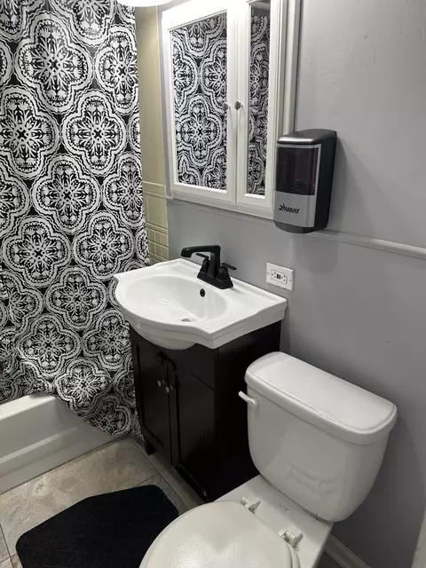 Bath - 836 S Spring Rd, Elmhurst, IL 60126 photo 5 of 6