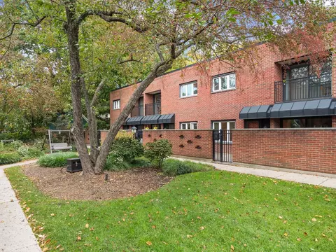 325 N Oak Park Ave #E, Oak Park, IL 60302
