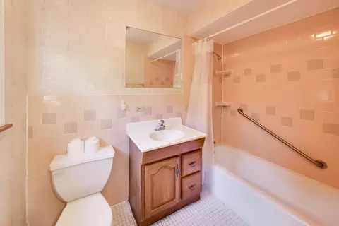 Bath - 1220 Brook Ln, Glenview, IL 60025 photo 2 of 3