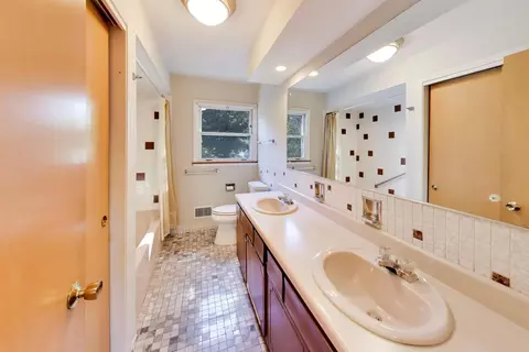 Bath - 1220 Brook Ln, Glenview, IL 60025 photo 3 of 3