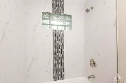 Bath - 16973 Jodave Ave, Hazel Crest, IL 60429 photo 2 of 5