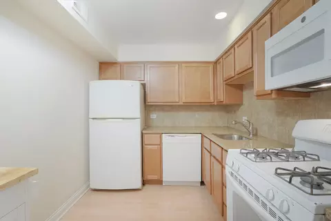 Kitchen - 5200 Carriageway Dr #210, Rolling Meadows, IL 60008 photo 1 of 2