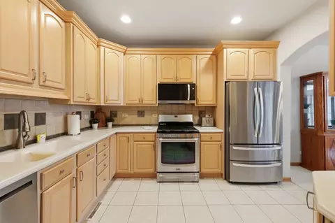 Kitchen - 691 E Nerge Rd, Roselle, IL 60172 photo 2 of 3
