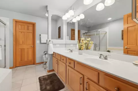 Bath - 691 E Nerge Rd, Roselle, IL 60172 photo 2 of 4