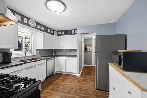 Kitchen - 4216 149th St, Midlothian, IL 60445 photo 2 of 2