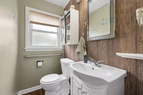 Bath - 4216 149th St, Midlothian, IL 60445 photo 1 of 2