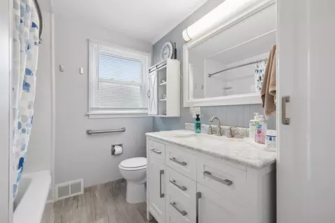 Bath - 4216 149th St, Midlothian, IL 60445 photo 2 of 2