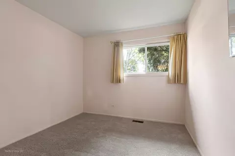 Bedroom - 1680 Pierce Rd, Hoffman Estates, IL 60169 photo 6 of 7