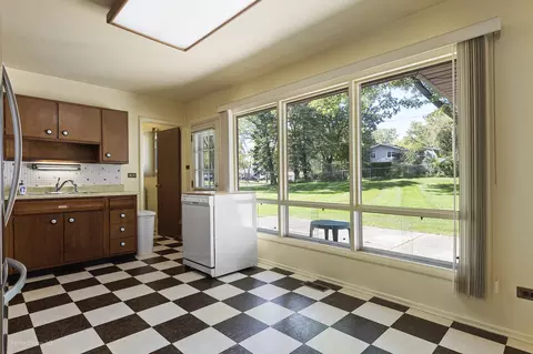 Kitchen - 1680 Pierce Rd, Hoffman Estates, IL 60169 photo 2 of 3