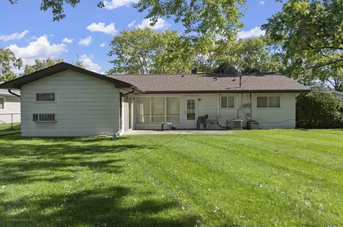 Exterior - 1680 Pierce Rd, Hoffman Estates, IL 60169 photo 4 of 4