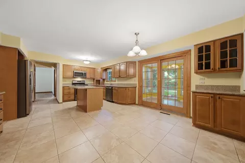 Kitchen - 943 E Gartner Rd, Naperville, IL 60540 photo 7 of 7