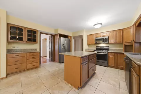 Kitchen - 943 E Gartner Rd, Naperville, IL 60540 photo 5 of 7