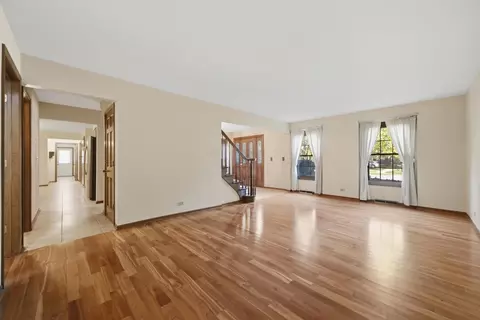 Living - 943 E Gartner Rd, Naperville, IL 60540 photo 2 of 10