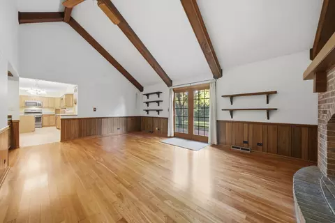 Living - 943 E Gartner Rd, Naperville, IL 60540 photo 5 of 10