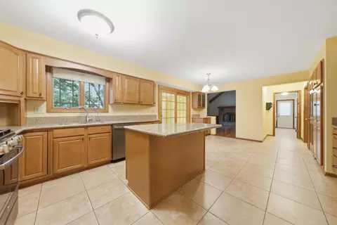 Kitchen - 943 E Gartner Rd, Naperville, IL 60540 photo 1 of 7
