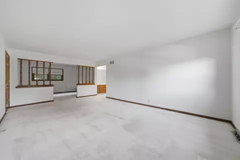 Living - 943 E Gartner Rd, Naperville, IL 60540 photo 8 of 10