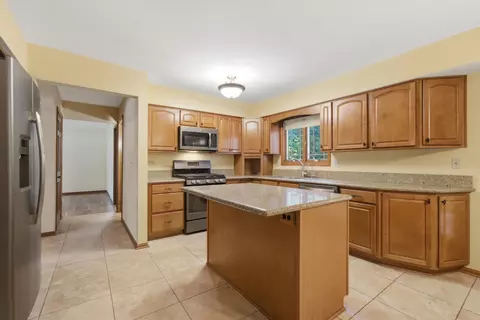 Kitchen - 943 E Gartner Rd, Naperville, IL 60540 photo 3 of 7