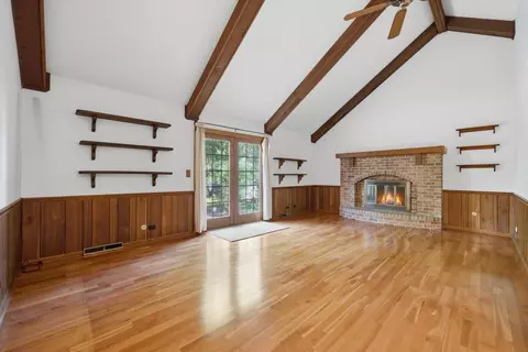 Living - 943 E Gartner Rd, Naperville, IL 60540 photo 4 of 10