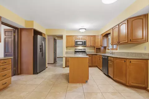 Kitchen - 943 E Gartner Rd, Naperville, IL 60540 photo 4 of 7