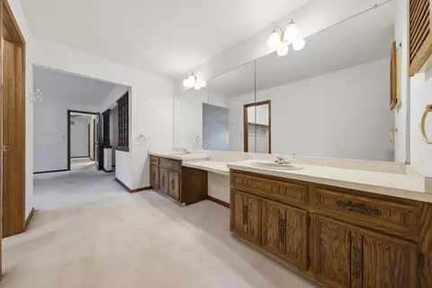 Bath - 943 E Gartner Rd, Naperville, IL 60540 photo 3 of 7
